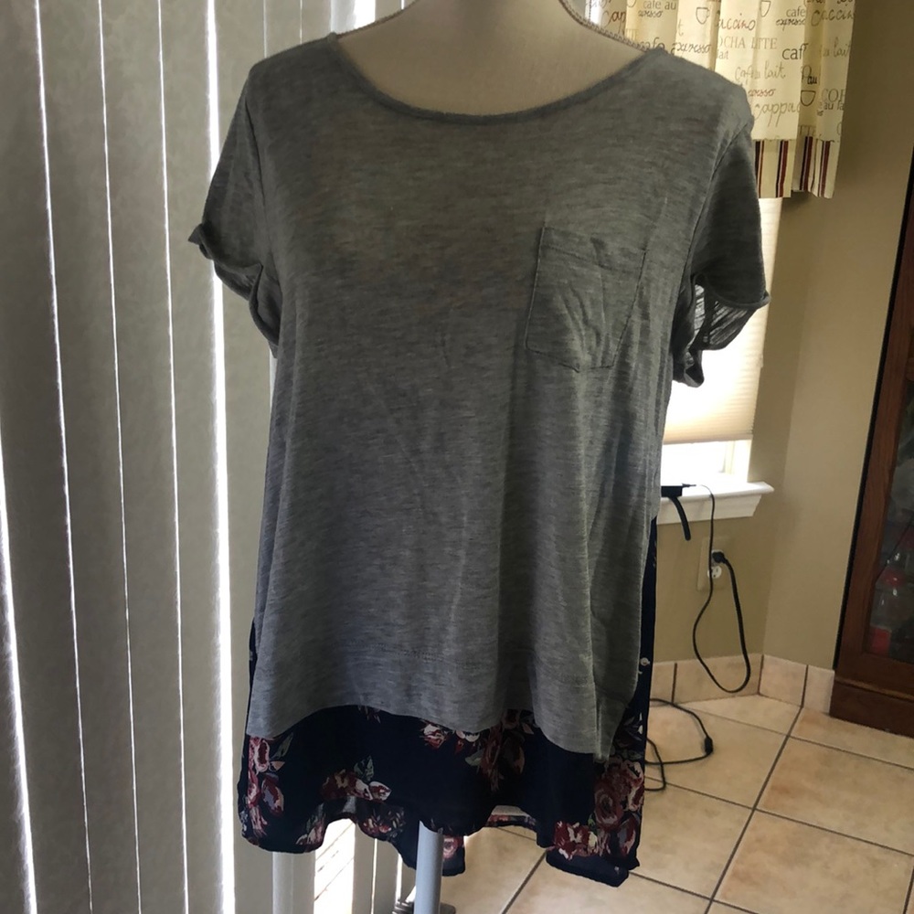 🌸Excellent condition.  No holes. Pet free smoke free home